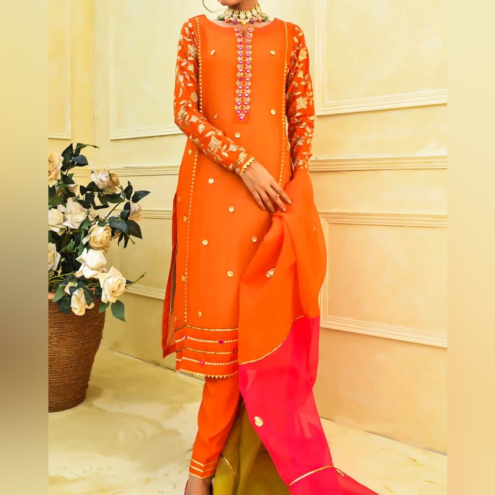 (New) Mushq-e-Amber Shireen Lakdawaka